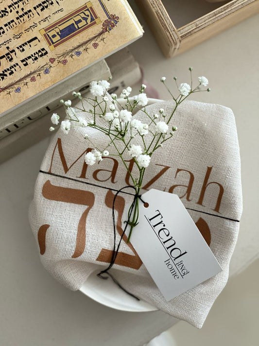 Trend-ings Pesach Gifting, Matzah wrapped in a linen matzah cover, in a white ceramic pudding bowl