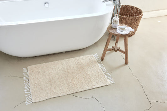 Trend{ING}s hand woven bath and shower mat in cram with white tassels