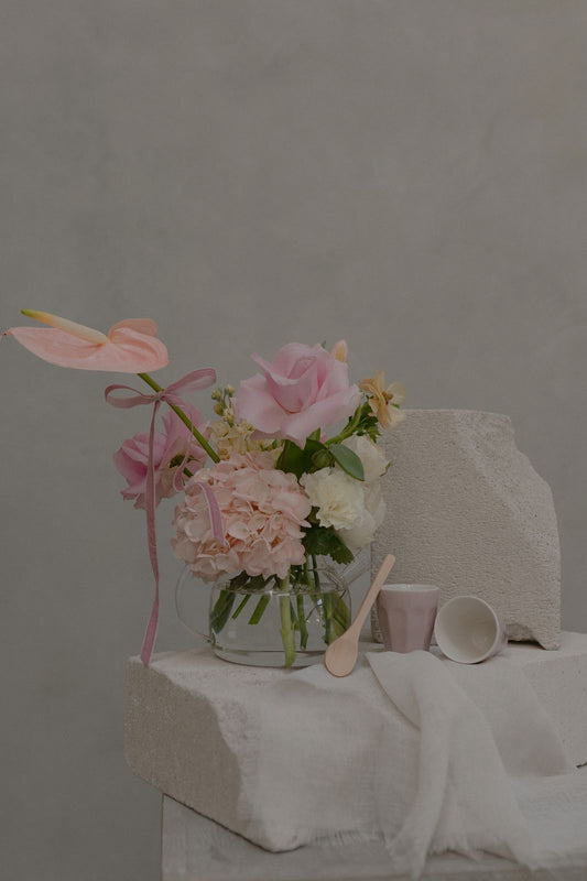 Trend-ings Her comfort gift box, including Our signature flower arrangement in a Trend{ING} glass teapot Set of rose ceramic bowls Espresso Cups Set of wooden teaspoons/dipping spoons