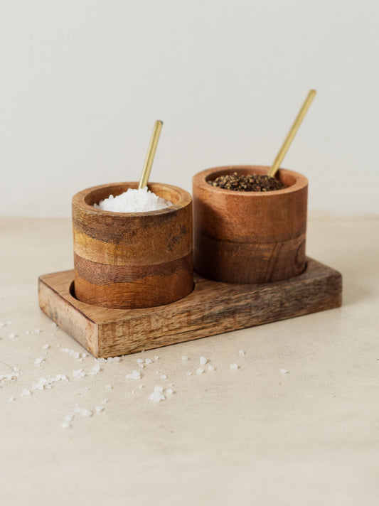 Trend{ING}s wooden barrel spice set filled with salt and pepper and a golden teaspoon in each barrel