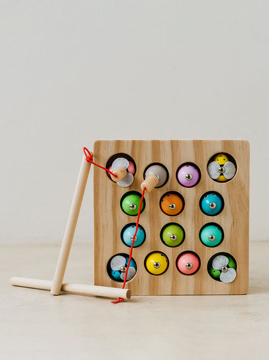 Trend-ings Baby Wooden Fishing Game with colourful bees in holes and a rod with magnets to fish them out
