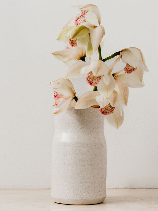 Trend{ING}s Milk Clay Vase with an orchid inside it