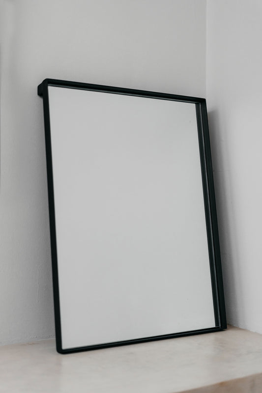 Trend-ings Steel bathroom mirror with a black frame 