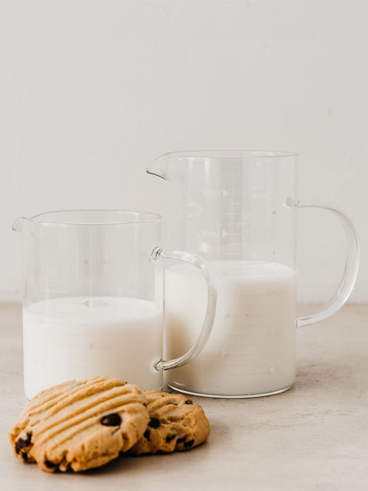 Trend-ings Glass measuring kitchen beaker 300 & 500ml sizes with milk inside and choc chip cookies