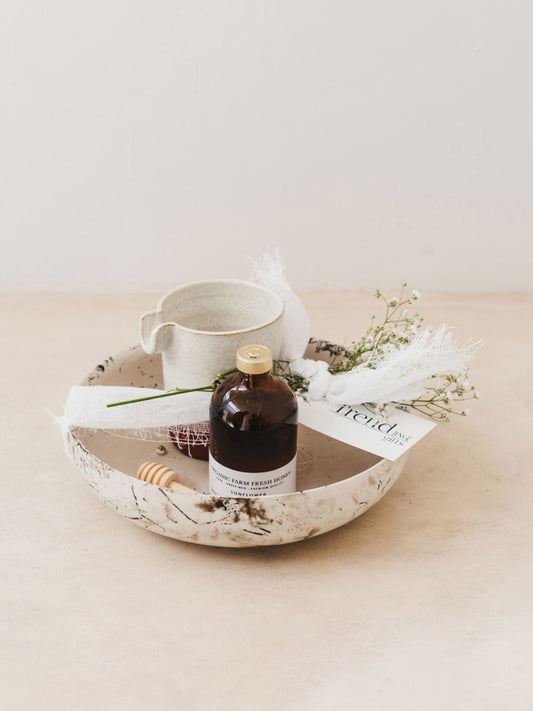 Trend{ING}s Sweet Ceramic Honey Gift Set, featuring honey and a honey jar in a ceramic bowl with a wooden dipper