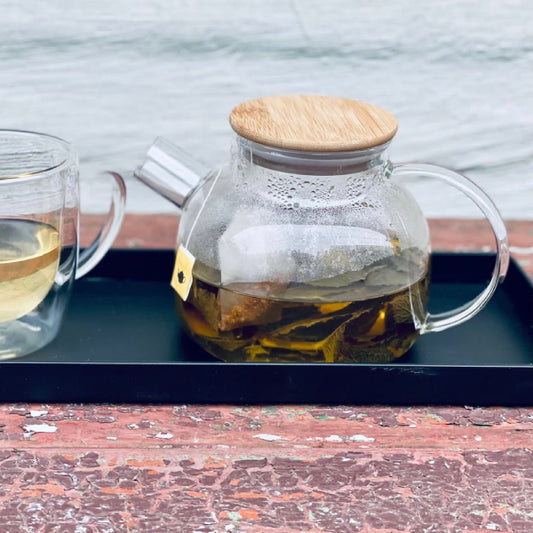 Trend-ings Glass Teapot (800ml) with freshly brewed tea standing inside one of our steel trays with a mug of tea in the tray for serving