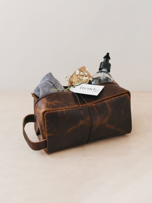 Trend{ING}s trendy Traveller Leather Cosmetic Gift Bag with bathroom goodies inside